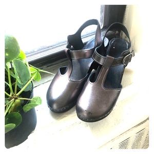 Sven t-strap clogs